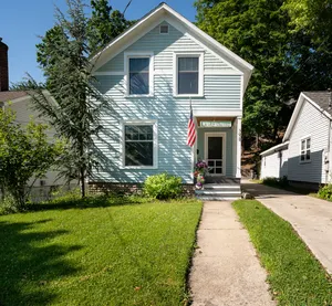 Image of Lucky Chuck's cottage in the heart of Grand Haven