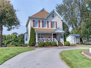 Image of Elm Street Escape- Easy Access to Alton & STL