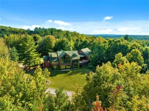 Image of 19 Person Private Log Lodge on large wooded lot 2 min from Beaches\/Golf\/Wine!