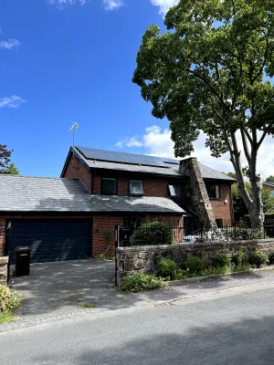 Image of Large 4 bedroom house, electric gated driveway.