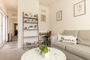Image of Stylish/quintessential 1 bd guest house - Merced
