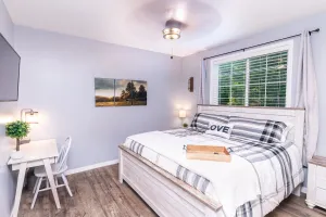 Image of Guesthouse with king bed and custom bathroom