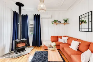 Image of Cheerful, Cosy Cottage - Near Rose Garden!