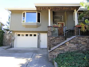 Image of Relax & Rejuvenate in 4Br home with Hot Tub & Deck, in heart of Roseburg
