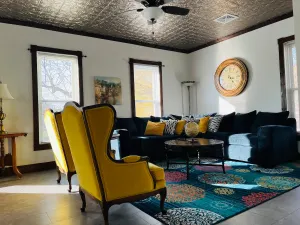 Image of Huge Classy Upstairs Victorian Apt with Jetted Tub