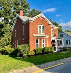 Image of Gorgeous Historic Victorian - 4 bedrooms 2 bathrooms - 4 Blocks Walk to Town