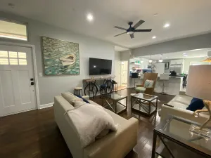 Image of Luxury Two Bedroom Columbus Park Hideaway. (A)