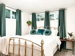 Image of Adorable Private Apt w/Hot Tub, King Bed & Kitchen