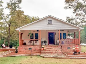Image of Cheerful 3-bedroom country cottage
