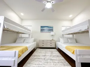 Image of Luxurious Condo w/Pool & Garage, Close to Shopping