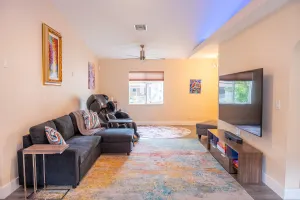 Image of 5 min to airport and 15 min to beach!