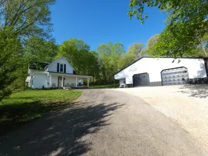Image of Beautiful Country Setting Welcome to Moberly Manor