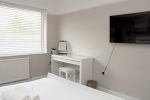 Image of Cosy 3Bed Bungalow in West Kirby, Free Parking