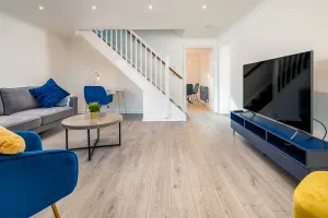 Image of Pass the Keys Stylish 4 Bedroom Home with Parking in Borehamwood