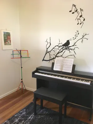 Image of Cottage with Piano, Books & Games in the Hunter