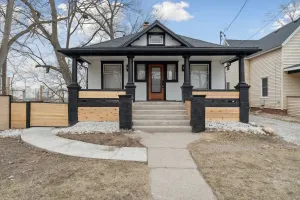 Image of Emerald Square I Minutes to Downtown I 4 King Beds