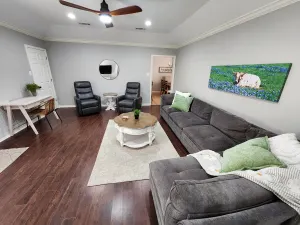 Image of Bearkat Haven: Modern & Comfy Ideal 4 Longer Stays