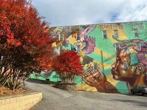 Image of Downtown 3BR | Free Parking & Spacious Stay