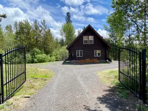Image of Relaxing 5 Bedroom Log Cabin with Large Backyard