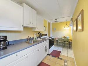 Image of Palm Cottage: Cozy 1 Bedroom Beachside Cottage - Dog Friendly