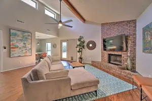Image of Modern Fayetteville Home Less Than 1 Mi to U of A!