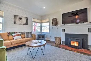 Image of Vintage Bishop House in Downtown with Porch Swing!