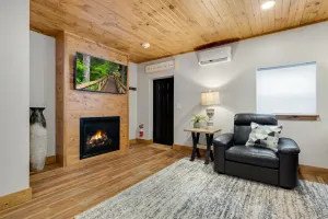 Image of Hickory Suite · Romantic Getaway on Main Street - Hickory Suite