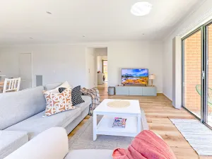 Image of Modern Clyde House Smart TV*Dryer