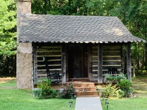 Image of Rustic romantic log cabin near crater of diamonds