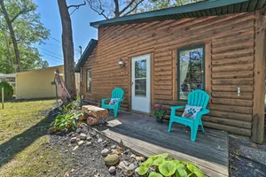 Image of Charming Houghton Lake Cottage with Backyard!