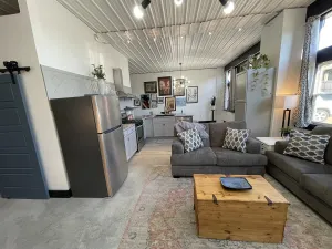 Image of Beautiful 2b\/2bth near downtown and the park.