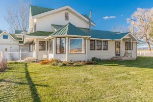 Image of Shady Acres: Two Living Areas & Book Collection!