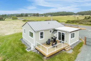 Image of Swan Lake Cottage by Avantstay Views + Firepit