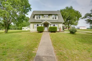 Image of Pet-Friendly Home Patio and Yard in Sheldon
