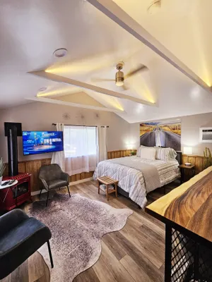 Image of Dazzling New Remodel+Kitchen #5