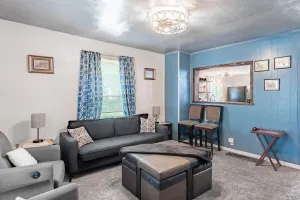 Image of Family-Friendly 2BR Cottage Near Creve Coeur Lake