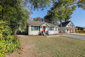 Image of Small-town Charm & Local Dining: Home in Burgaw!