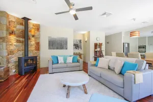 Image of Couples on the Park - Great location!