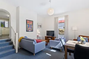 Image of 338 on Murray walk to restaurant strip