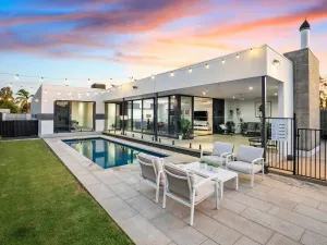 Image of The Sinatra Holiday House in Mulwala - 10 individual beds