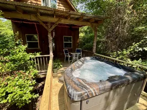 Image of Romantic Innisfree Cottage w\/ Lakeview & Firepit