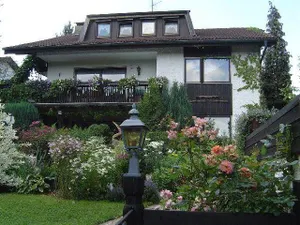 Image of Großzügige Ferienwohnung für 5 Personen mit überdachter Terrasse und wundervollem Garten mit Koi-Teich in Waldnähe