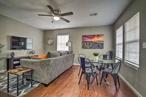 Image of Updated Lees Summit Retreat about 19 Mi to KC!