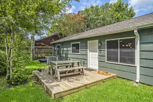 Image of 3 Bedroom Home The Neighborhood Spot desks in 2 rooms high speed Internet wifi Kick Back & Relax close to Houston Hobby Airport 5 star superhost