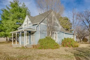 Image of Less Than 1 Mi to Vineyard Historic Farnam Home!
