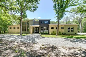Image of Luxury Cottage on Six Secluded Acres of Private Land, and near Decatur’s Historic Town Square, Texas