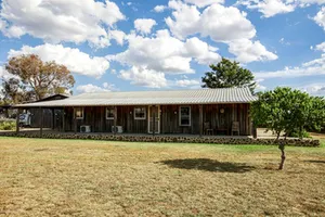 Image of Luxurious Cabin Getaway with Spacious Veranda near Mudgee, New South Wales
