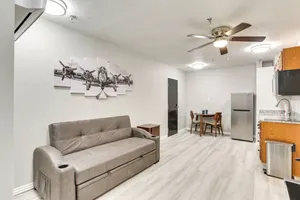Image of Half-Mi to Oakland City Golf Club: Sleek Apartment