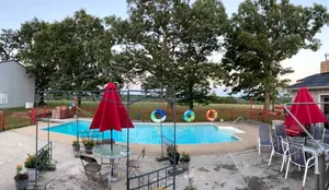 Image of Breathtaking Cottage with Swimming Pool in Siloam Springs, Arkansas