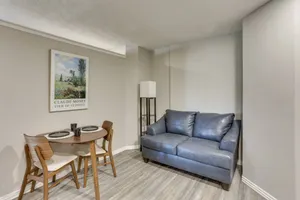 Image of Oakland City Apartment: Close to Dtwn